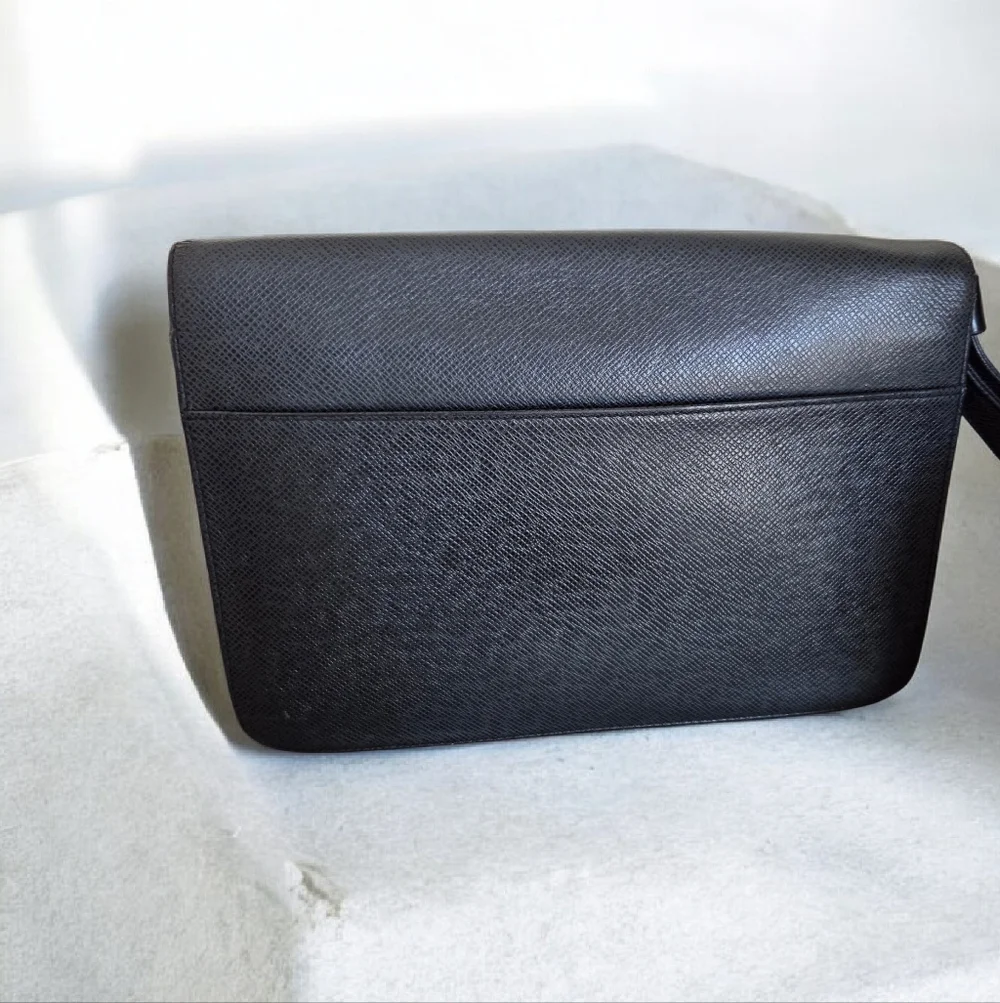 Authentic Louis Vuitton Taiga Selenga clutch